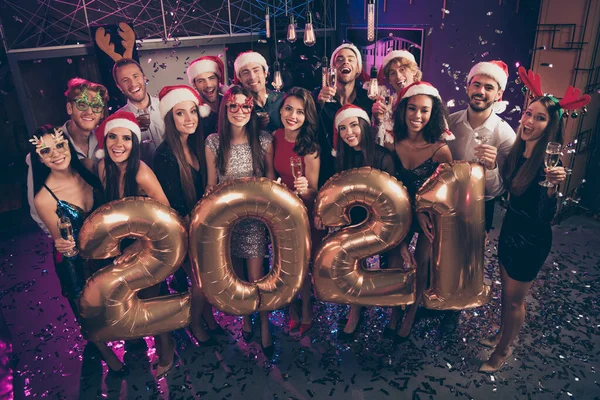 Фотопортрет високий кут людей, що тримають 2021 кульки, які п'ють шампанське в головній убір Санта-Клауса — стокове фото