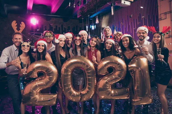 Foto retrato de personas celebrando el nuevo año 2021 con globos Santa Claus gorras de renos —  Fotos de Stock