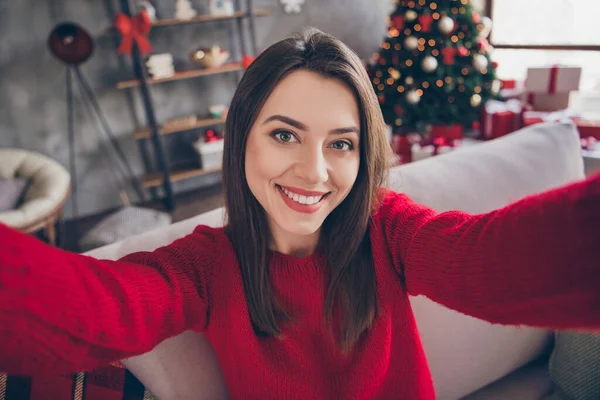 Foto de chica positiva hacer selfie sit divan en casa en el interior con x-mas decoración de adviento de Navidad — Foto de Stock