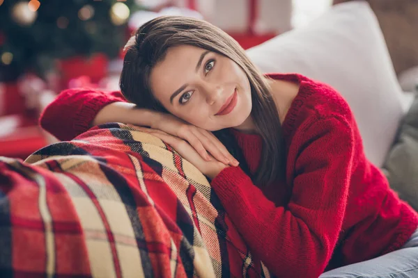 Portrait de fille calme assis canapé confortable dans la maison à l'intérieur x-Noël Noël Noël week-end célébration concept porter pull rouge — Photo