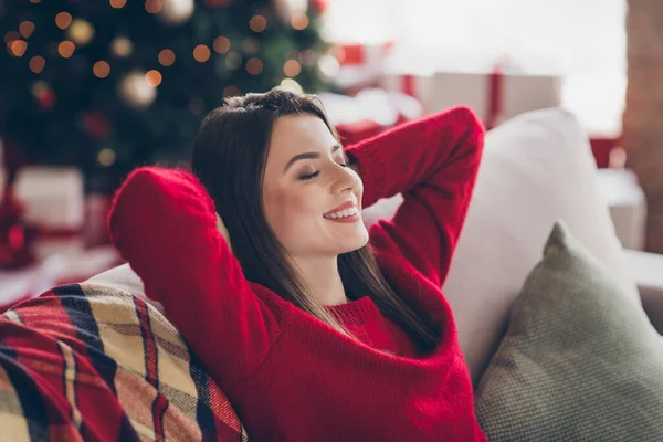 Közelkép fotó a pozitív lány ülni dívány nyújtózkodik kezek x-mas karácsonyi pihenés pihenés koncepció házban beltéri — Stock Fotó