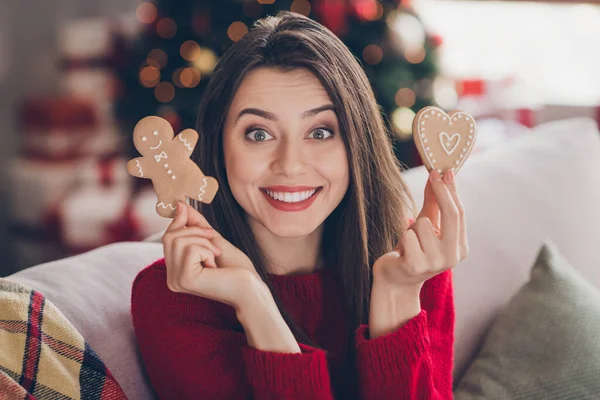 Portrét pozitivní dívky držet dva x-mas lahodný muž srdce ve tvaru zázvoru cookies v domě uvnitř — Stock fotografie