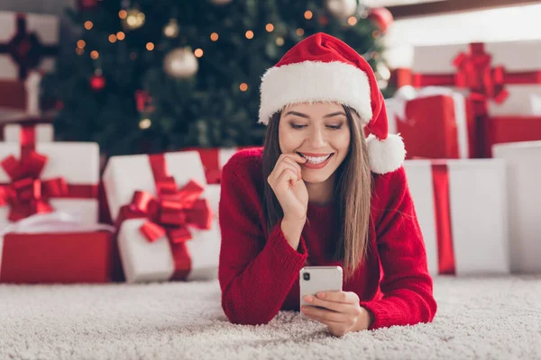 Close-up portret jej ona ładne atrakcyjne kreatywne umysły wesoły skupiony dziewczyna leżąca na podłodze dywan za pomocą gadżet przeglądanie post czatowanie w urządzone salon światła dom wnętrze — Zdjęcie stockowe