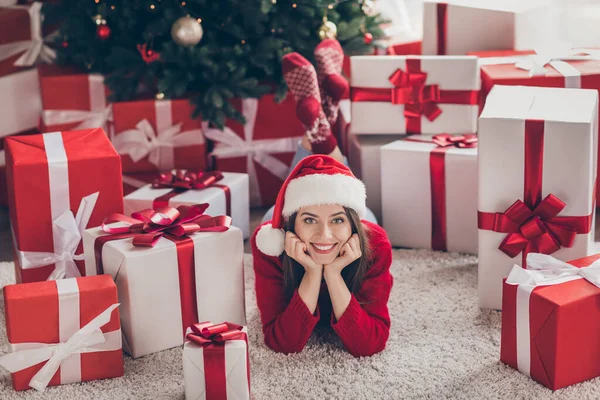 Πορτρέτο της αυτή ωραία ελκυστική αρκετά γοητευτικό χαρούμενο χαρούμενο χαρούμενο κορίτσι που βρίσκεται στο πάτωμα χαλί μεταξύ στοίβα δώρα κουτιά Χριστούγεννα πώληση στο φως διακοσμημένο εσωτερικό σπίτι — Φωτογραφία Αρχείου