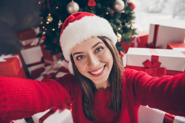 Autoportrait d'elle elle elle agréable attrayant charmant joli heureux gai gai fille portant casquette festale Eve Noel tradition s'amuser loisirs dans la maison décorée appartement intérieur — Photo