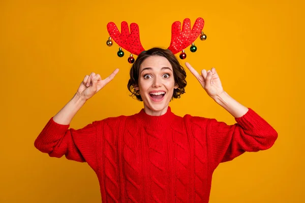 Photo de drôle jolie dame célébrer vacances d'hiver famille rêveur excité bras doigts dirigeant coiffure cornes de cerf x-mas concept porter rouge tricot pull isolé couleur jaune fond — Photo