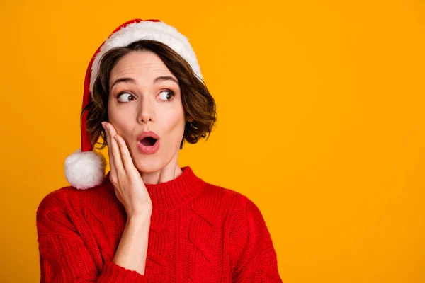 성탄절을 맞고 있는 이 여성의 사진을 클로즈업으로 찍은 이 사진은 빈 공간 팔의 광대뼈에 붉은 뜨개질 스웨터를 입은 산타 클로스가 노란 배경을 가지고 있는 모습을 보여준다. — 스톡 사진