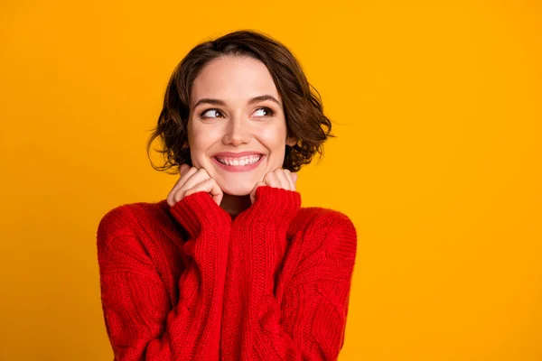 Foto de senhora muito engraçada olhar alegre espaço vazio pano macio calor sonho passar férias de inverno família perder o desgaste casual camisola de malha vermelha isolado vivo cor amarela fundo — Fotografia de Stock