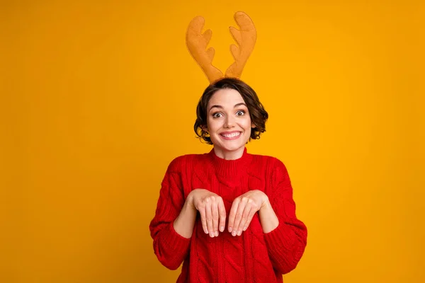 Photo of figlarne dziewczęce śmieszne pani zima wakacje koncepcja podnieść ramiona grać Santa jeleń rola motyw strona nosić wystrój opaska x-mas rogi czerwony dzianina sweter odizolowany żółty kolor tło — Zdjęcie stockowe