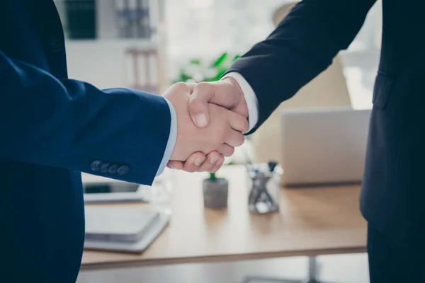 Vista de primer plano recortado de dos hombres cualificados empleador experto hr estrechando las manos contratación vacante recursos humanos trato hecho trabajo en equipo en la luz blanca interior lugar de trabajo — Foto de Stock