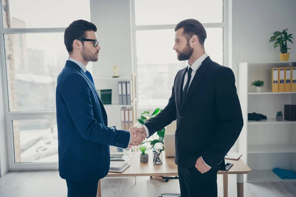 Profiel zijaanzicht van twee mooie aantrekkelijke inhoud trendy imposante mannen gekwalificeerde financiën deskundige werkgever hr schudden handen inhuren talent human resources op licht wit interieur werkplek — Stockfoto