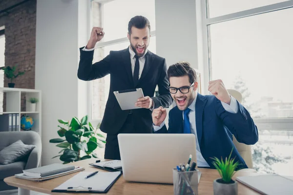 Retrato de dos bonitos atractivos guapos alegres alegres alegres hombres hábiles economista experto financiero celebrando avance tierno ganar suerte en luz blanca interior lugar de trabajo — Foto de Stock