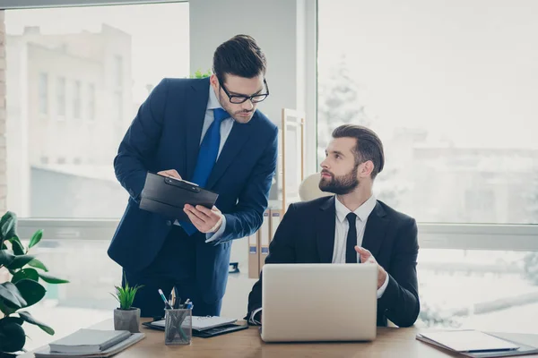 Portret van twee mooie aantrekkelijke imposante mannen econoom financier agent makelaar bespreken het ontwikkelen van het startup idee geldgroei in licht wit interieur werkplek — Stockfoto