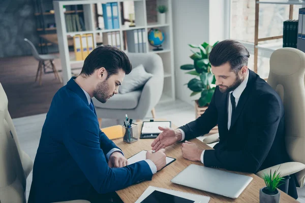 Portret van twee mooie aantrekkelijke stijlvolle elegante trendy mannen econoom tekenen arbeidscontract aanbod rekruteren in licht wit interieur werkplek station binnen — Stockfoto