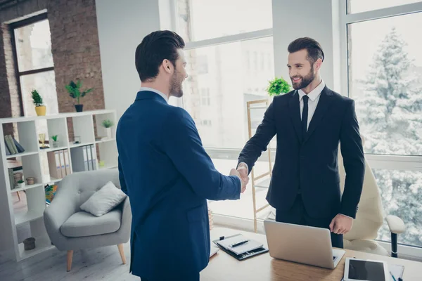 Twee mooie stijlvolle stijlvolle stijlvolle chique vrolijke mannen econoom advocaat bankier financier marketeer schudden handen vergadering afspraak in licht kantoor werkplek — Stockfoto