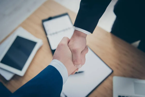 Vista de cerca recortado de dos hombres elegantes elegantes economista abogado banquero financiero estrechando las manos reunión cita acuerdo hecho seguro de acuerdo sobre mesa de madera escritorio lugar de trabajo — Foto de Stock