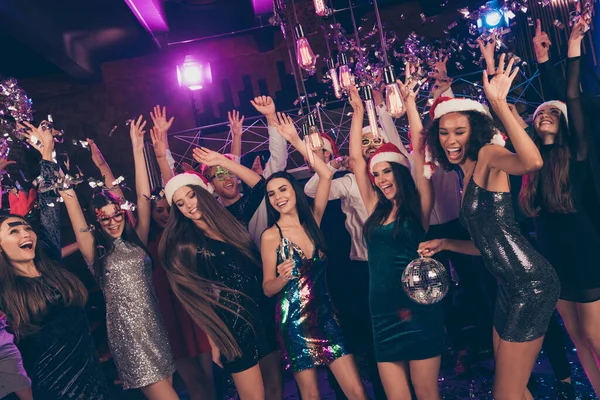 Φωτογραφία από γοητευτικό ξέγνοιαστες άνθρωποι κυρίες κορίτσι κατέχουν γυαλί αφρώδη κρασί glitter μπάλα χορού πίστα μοντέρνο κλαμπ σε εσωτερικούς χώρους — Φωτογραφία Αρχείου
