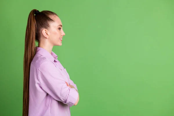 Perfil da foto lateral da menina alegre positivo cruz mãos olhar copyspace ouvir solução escolha do trabalhador desgaste roupas violetas isolado sobre fundo cor verde — Fotografia de Stock