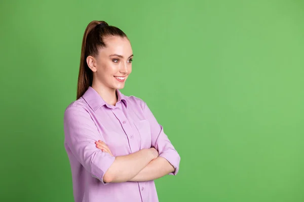 Adatlap oldal fotó pozitív vidám optimista lány keresztkezek hallgatni kollégái döntés megoldás viselni lila ruhát elszigetelt zöld szín háttér — Stock Fotó