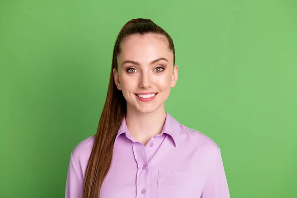 Portrait de belle fille sympathique entrepreneur pigiste regarder bien à la caméra toothy sourire porter tenue isolée sur fond de couleur verte — Photo