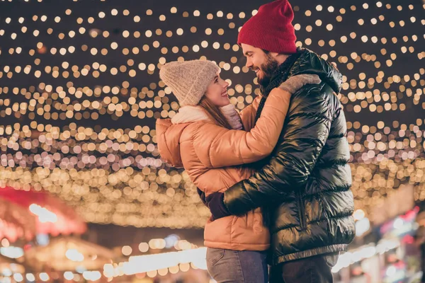 Sevecen bir çiftin fotoğrafı açık havada dans ediyor. Noel ışıkları. — Stok fotoğraf