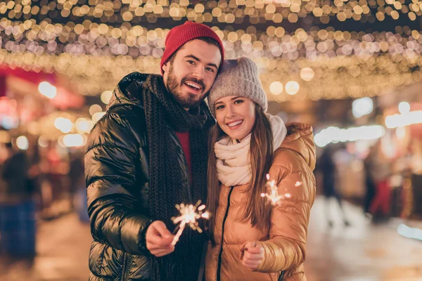 Foto do casal de ligação comemorar x-mas luzes de Natal brilhos sob iluminação ao ar livre desgaste temporada outerwear — Fotografia de Stock