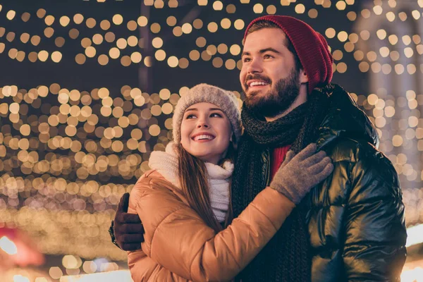 Foto láskyplný přítel objetí jeho přítelkyně vzhled lesk x-mas Vánoce zázrak večer světla venku nosit sezónu kabáty šátek klobouk — Stock fotografie