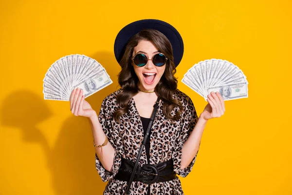믿을 수없는 신용 대출 예금 개념이죠. 흥분 한 소녀가 돈을 쥐고 있는 것을 보고 놀란 팬은 밝은 색 배경 위에 고립 된 모자를 쓰고 있다 — 스톡 사진
