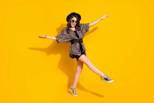 Full body foto van gek openhartig meisje genieten vreugde dans discotheek verhogen handen been dragen retro stijl kleding gumshoes geïsoleerd over helder glans kleur achtergrond — Stockfoto