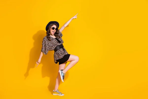 Full length φωτογραφία του θετικού χαρούμενα τρελό κορίτσι χορού αυξήσει δείκτη copyspace φορούν ρετρό στυλ στολή sneakers απομονώνονται πάνω λάμψη φόντο χρώμα — Φωτογραφία Αρχείου