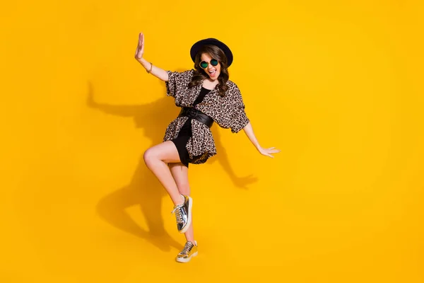Helkroppsfoto av energisk uppriktig flicka njuta glädje fritid disco dans höja hand ben bära retro stil kjol sneakers isolerade över ljus glans färg bakgrund — Stockfoto