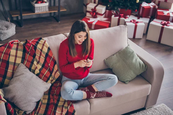 Top powyżej wysoki kąt pełnowymiarowe zdjęcie szalonej dziewczyny siedzieć kanapa czytać x-mas wiadomości na telefon komórkowy w domu w domu z ozdobą Bożego Narodzenia — Zdjęcie stockowe