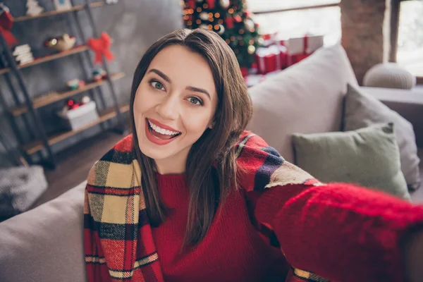 Foto de bastante linda chica sentarse sofá tomar selfie boca abierta usar manta jersey rojo en decorado x-mas sala de estar en interiores — Foto de Stock