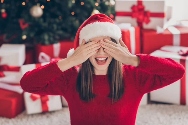 Komik kadın kutuları ağız açık kollar kapalı gözler kapalı Noel Baba şapkası kırmızı kazak giyerek kapalı salonda Noel Baba oturma odasında — Stok fotoğraf