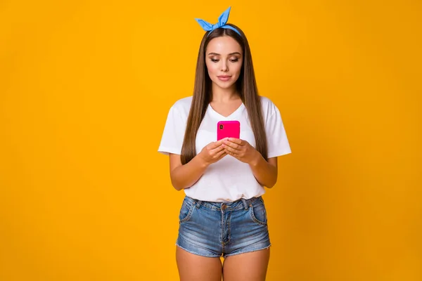 Portret skupionej dziewczyny używać telefonu komórkowego czytać social media informacje nosić niebieską opaskę białe ubrania odizolowane na jasny połysk kolor tło — Zdjęcie stockowe