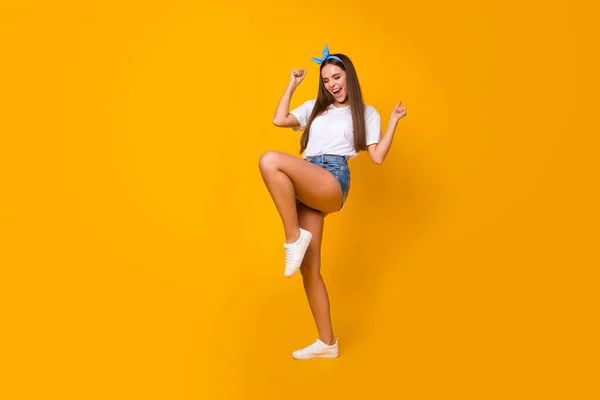 Comprimento total foto alegre encantado enérgico menina comemorar loteria objetivo vitória levantar punhos gritar sim usar boa aparência tendência headband roupas isolado brilho cor brilhante fundo — Fotografia de Stock