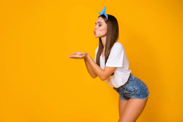 Profiel side photo lovely sweet attractive girlfriend send air kiss her gorgeous boyfriend 14-februari feest rust ontspannen dragen wit blauw t-shirt denim geïsoleerde heldere kleur achtergrond — Stockfoto