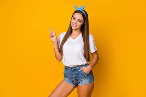 Ritratto di contenuto allegro bella dolce attraente ragazza riposo relax rendere v-segno godere di primavera tempo libero week-end indossare buon look bianco vestito blu isolato su sfondo di colore brillante — Foto Stock