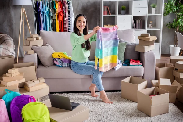 Portret van haar ze mooie vrolijke professionele meisje sales manager verkoper freelancer fashionista winkelen verkopen verpakking orde dingen showroom verhuizing home-based kantoor — Stockfoto