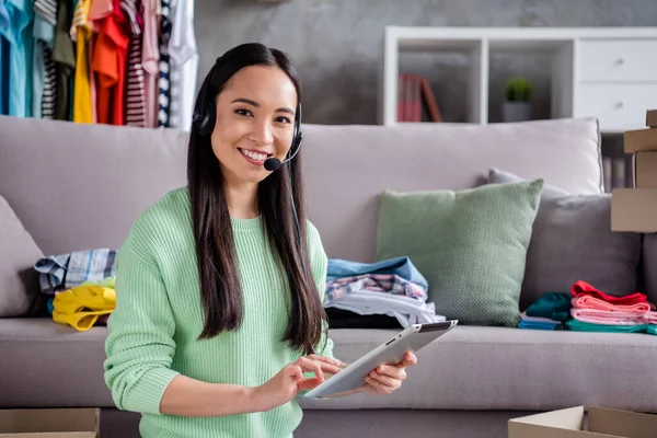 Retrato de ella, ella hermosa chica alegre y confiada experimentado operador gerente de ventas hablando en línea de chat con el cliente de consultoría utilizando el dispositivo de producto accesorio comercio oficina basada en el hogar — Foto de Stock