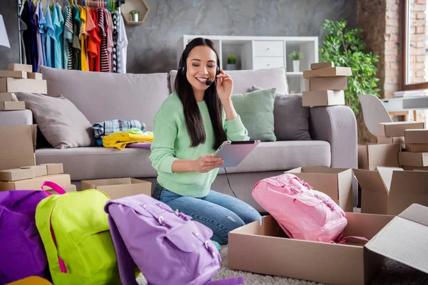 Retrato de ella hermosa chica alegre experimentado operador calificado hablando en línea fija ayuda a la consulta del cliente utilizando gadget embalaje tienda al por menor orden bolsas producto comercio casa basado en la oficina — Foto de Stock