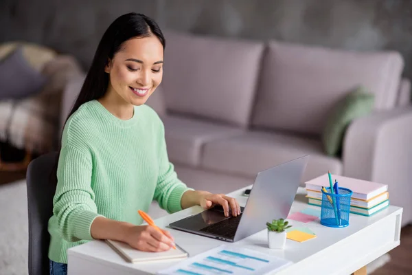 Profilo lato foto di positivo cinese intelligente ragazza saggio autore lavoro remoto portatile scrivere seminario allenatore suggerimenti sedersi tavolo in casa al chiuso — Foto Stock