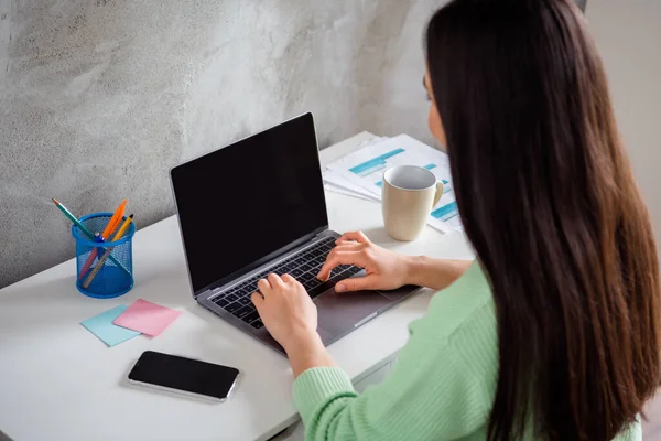 Haut au-dessus de haut angle dos colonne vertébrale arrière vue photo de mise au point fille coach travailler ordinateur portable à distance regarder webinaire séminaire atelier textos dactylographier assis table dans la maison à l'intérieur — Photo