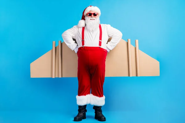 Aşırı kilolu Noel Baba 'nın uzun boylu fotoğrafı. Büyük göbekli Noel Baba' nın el sanatları kanatları var. Noel partisi. — Stok fotoğraf