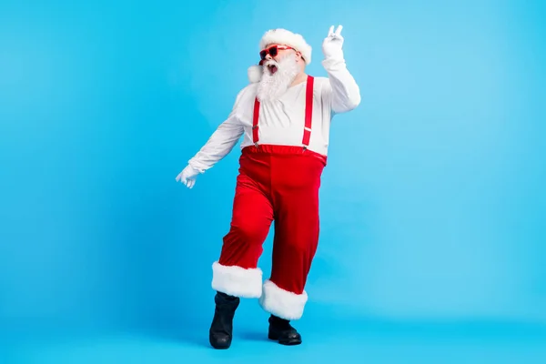 Büyük göbek sakallı çılgın Noel Baba 'nın tam boy fotoğrafı. Noel Dansı, Noel Diskoteği. Askılık, tulum, güneş gözlüğü başlığı. — Stok fotoğraf