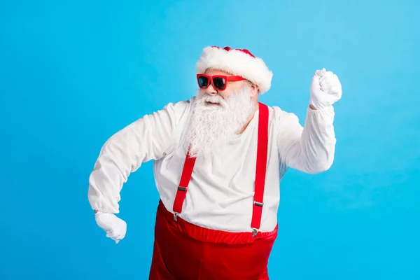 Zdjęcie dziadka szara broda podnieść ręce dyskoteka taniec klubowe ręce nosić Santa Claus x-mas kostium szelki sunglass białe koszulki rękawice ochronne odizolowany niebieski kolor tła — Zdjęcie stockowe