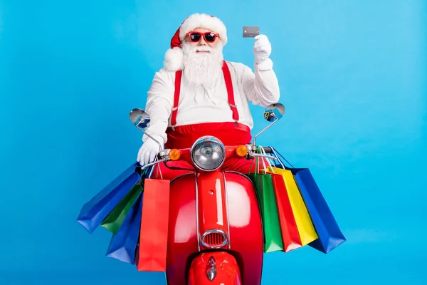 Büyükbaba Gri Sakallı Sürücü 'nün eski scooter kartı. Pek çok renkli çanta Noel Baba X-mas pantolon askısı takar. Güneş gözlüğü beyaz gömlek. — Stok fotoğraf