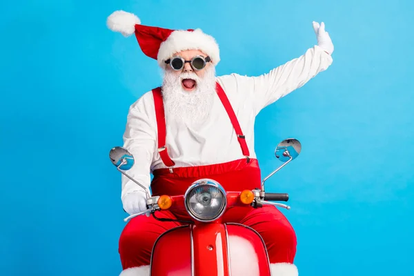 Zdjęcie dziadka szara broda jeździć retro skuter szalony otwarte usta podnieść rękę nosić Santa Claus x-mas kostium szelki gogle biały koszula czapka rękawiczki odizolowany niebieski kolor tło — Zdjęcie stockowe