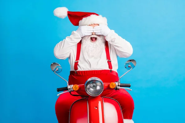 Zdjęcie podekscytowany Santa Claus jeździć skuter x-mas magia niespodzianka Boże Narodzenie stylowy nowoczesny strona blisko okładka ręce oczy nosić styl modny kapelusz szelki ogólnie odizolowany niebieski kolor tła — Zdjęcie stockowe