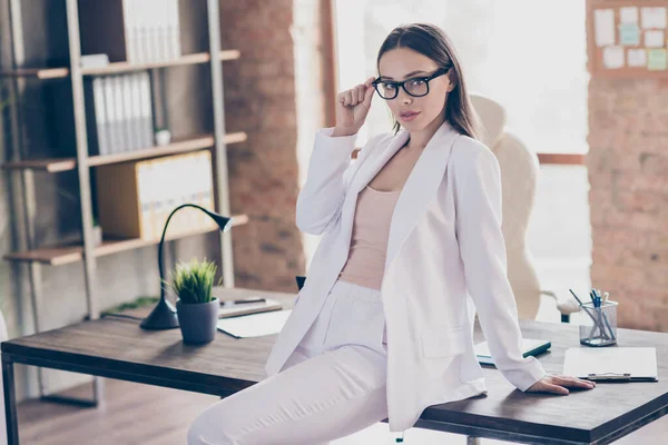 Foto di attraente bella donna d'affari persona sicura di sé mani appoggiate tavolo bella apparenza casa spazioso ufficio sociale distanza formale indossare pantaloni blazer tuta bianca all'interno — Foto Stock